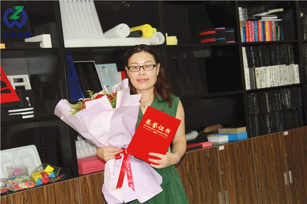 風(fēng)雨十年 與你同行|五周泡綿為十周年員工頒發(fā)“忠誠(chéng)功勛”表彰證書(shū)