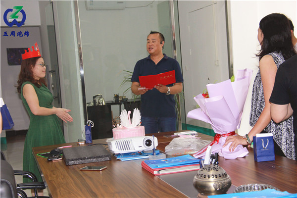 五周泡綿為十周年員工頒發(fā)“忠誠(chéng)功勛”表彰證書